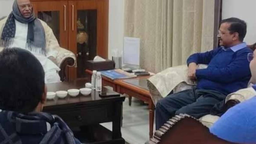 INDI गठबंधन में सीट शेयरिंग के मुद्दे पर खड़गे से मिले CM केजरीवाल, राहुल गांधी भी रहे मौजूद