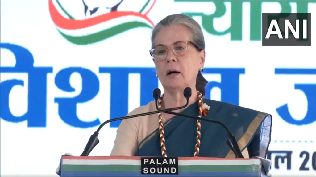 खुद को महान मानकर देश, लोकतंत्र की मर्यादा का चीरहरण कर रहे हैं मोदी: सोनिया गांधी