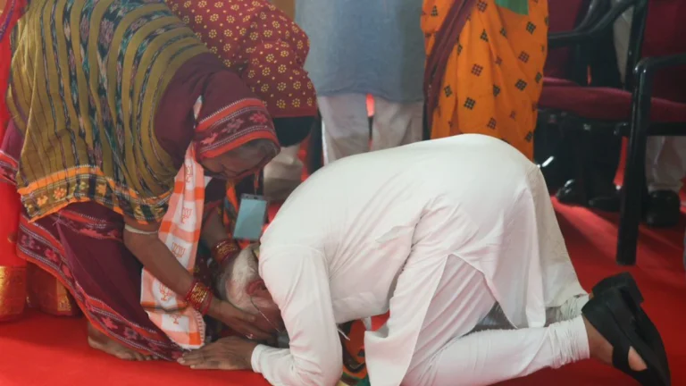 प्रधानमंत्री नरेंद्र मोदी ने वृद्ध महिला के पैर छूकर लिया आशीर्वाद, काशी के फर्स्ट टाइम वोटर्स से मतदान करने की अपील की