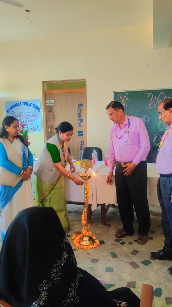 सेंट माइकल्स पब्लिक स्कूल में पैरेंट्स टीचर मीट आयोजित