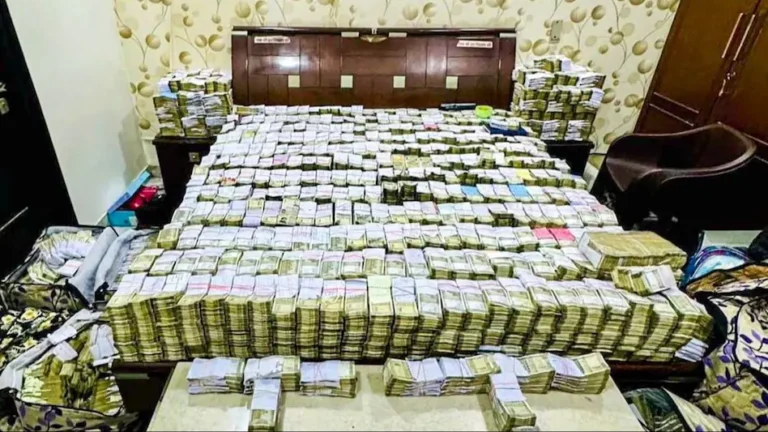 60 करोड़ मिला कैश, गिनती जारी, नोटों का अंबार देख चौके अधिकारी