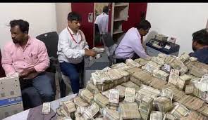 राहुल गांधी की सभा से पहले कांग्रेस के मंत्री के पीएस के नौकर के घर मिला नोटों का पहाड़, जानें कितना करोड़ रुपये है