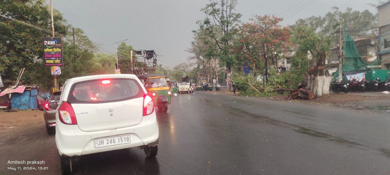 रामगढ़ में तेज आंधी और तूफान से टूटा बिजली का तार, आवागमन बाधित