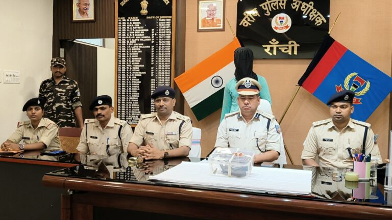 रांची के सुखदेव नगर में अपराध की योजना बना रहा बदमाश हथियार के साथ गिरफ्तार