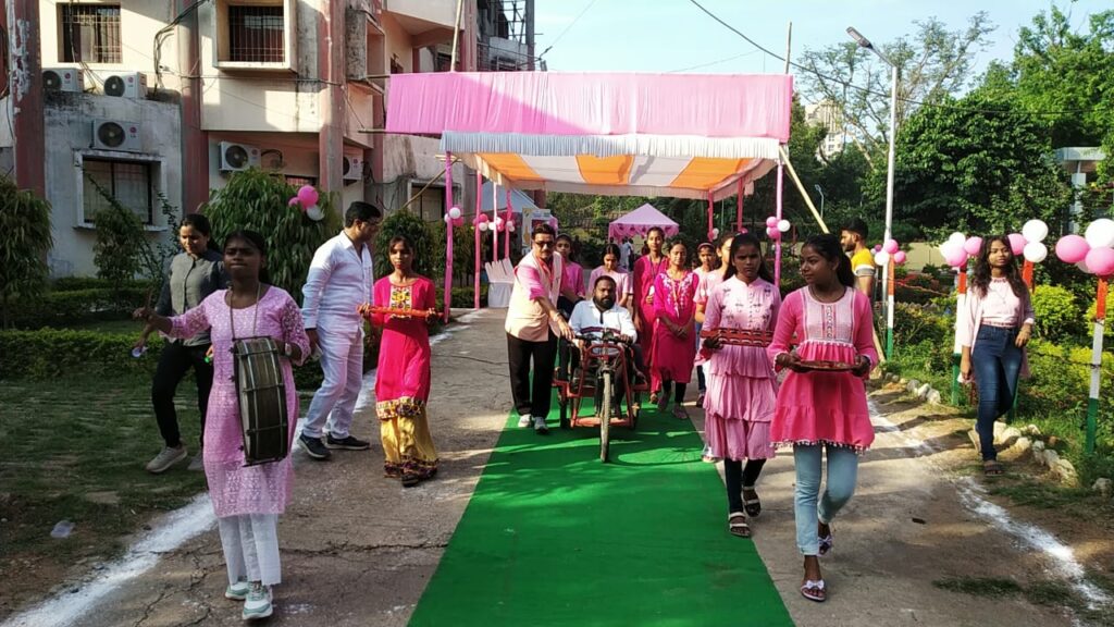 रांची के एक बूथ पर मतदाताओं का ढोल बाजे के साथ किया गया स्वागत