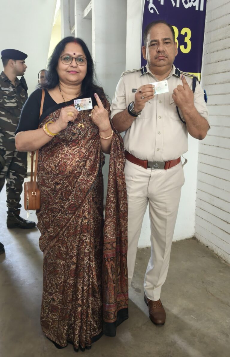 रांची के एसएसपी ने पत्नी के साथ किया मतदान