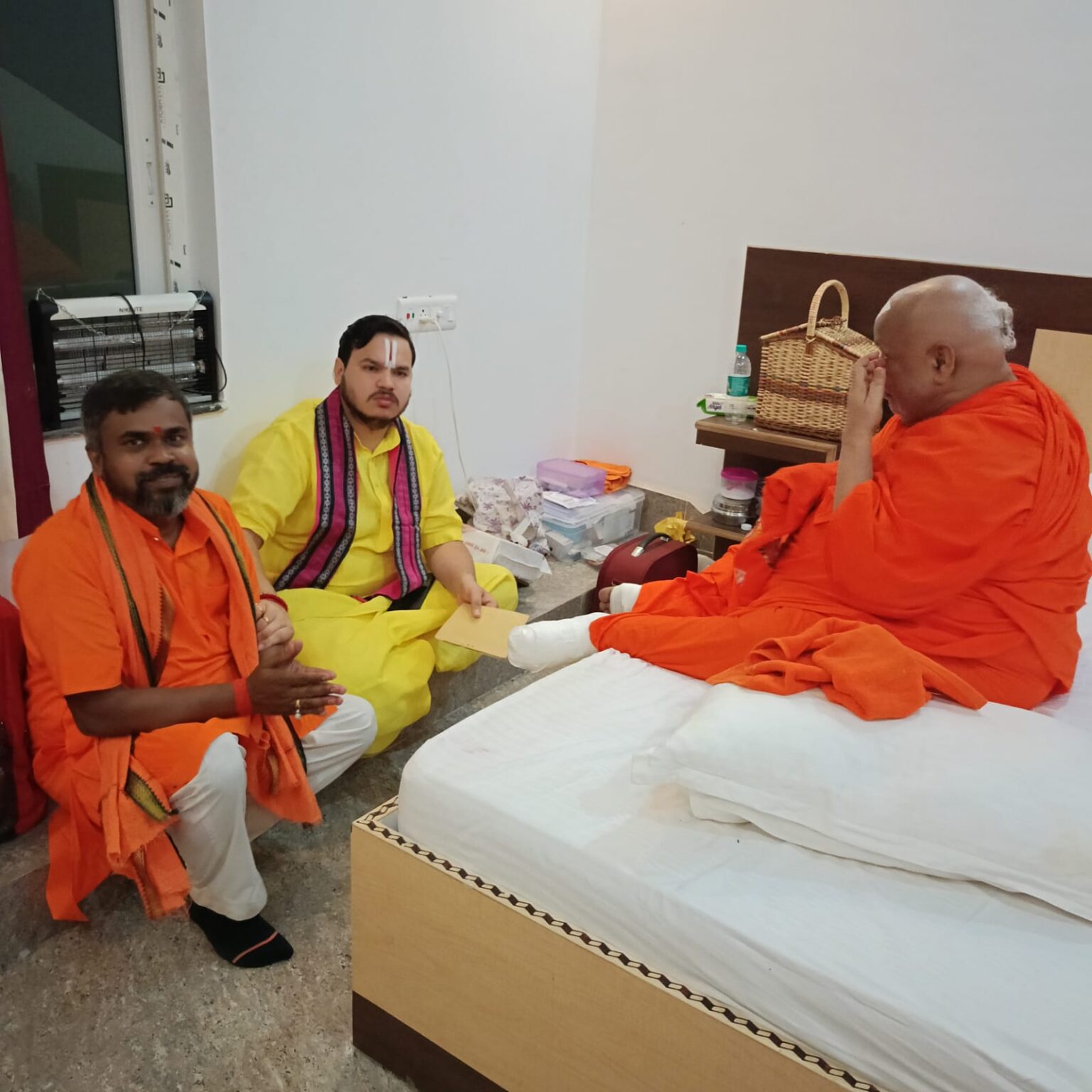 सनातन धर्म को मजबूती देने के लिए स्वामी श्री रामभद्राचार्य से मिले पीतांबर महाराज