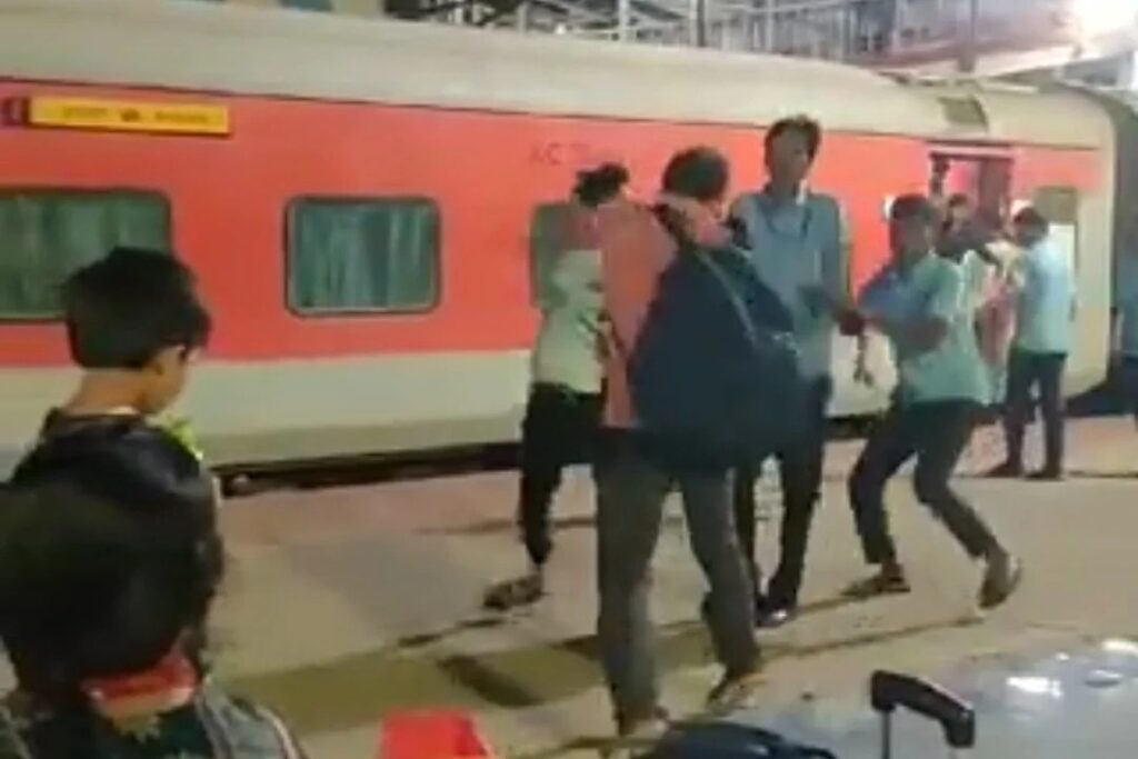 कोडरमा स्टेशन पर कोच अटेंडेंट ने यात्रियों को पीटा, 5 गिरफ्तार