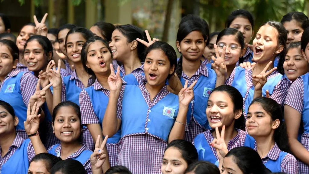CBSE 12वीं का रिजल्ट जारी, बेटियों ने मारी बाजी, कुल 87.98% छात्र पास