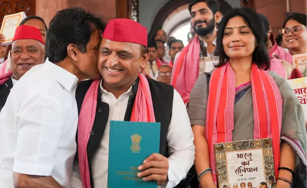 लोकसभा के पहले दिन विपक्ष की खुशी देखिए, जब अखिलेश से गले मिले वेणुगोपाल