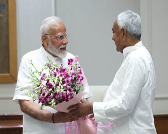 NDA और INDIA Alliance की अहम बैठक आज, पटना में नीतीश के आवास पर बढ़ी हलचल, चाचा-भतीजा एक ही प्लेन जायेंगे दिल्ली