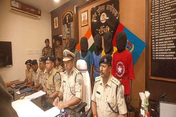 मैक्लुस्कीगंज में कंटेनर में आग लगाने मामले में पांच अपराधी हथियार के साथ गिरफ्तार