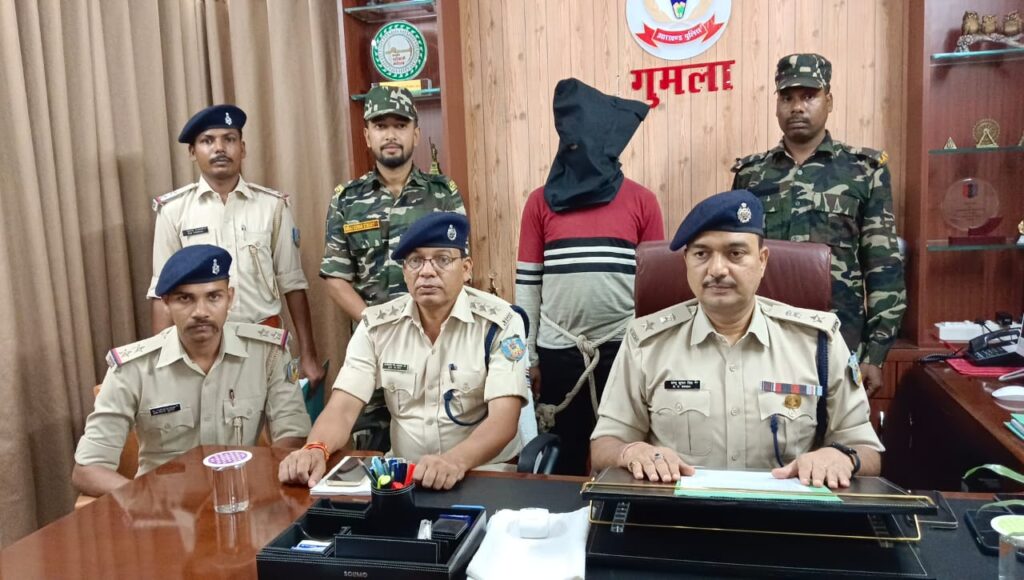 गुमला में दस लाख रुपये का इनामी नक्सली रवि गंझु गिरफ्तार, एसपी शंभू सिंह के समक्ष दी कई कांडों की जानकारी