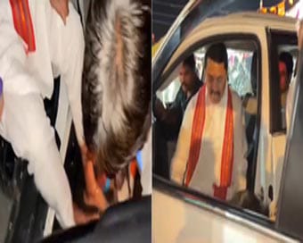 महाराष्ट्र में कांग्रेस के अध्यक्ष नाना पटोले आए विवादों में, पार्टी कार्यकर्ता से धुलवाए पैर, BJP ने कसा तंज