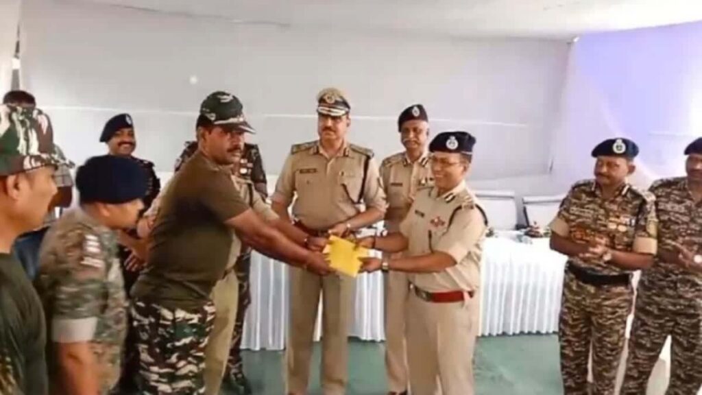 डीजीपी ने मुठभेड़ में पांच नक्सलियों को मारने वाले जवानों को किया सम्मानित, कहा- हथियार छोड़ मुख्य धारा में लौटें नक्सली, वरना मारे जाएंगे