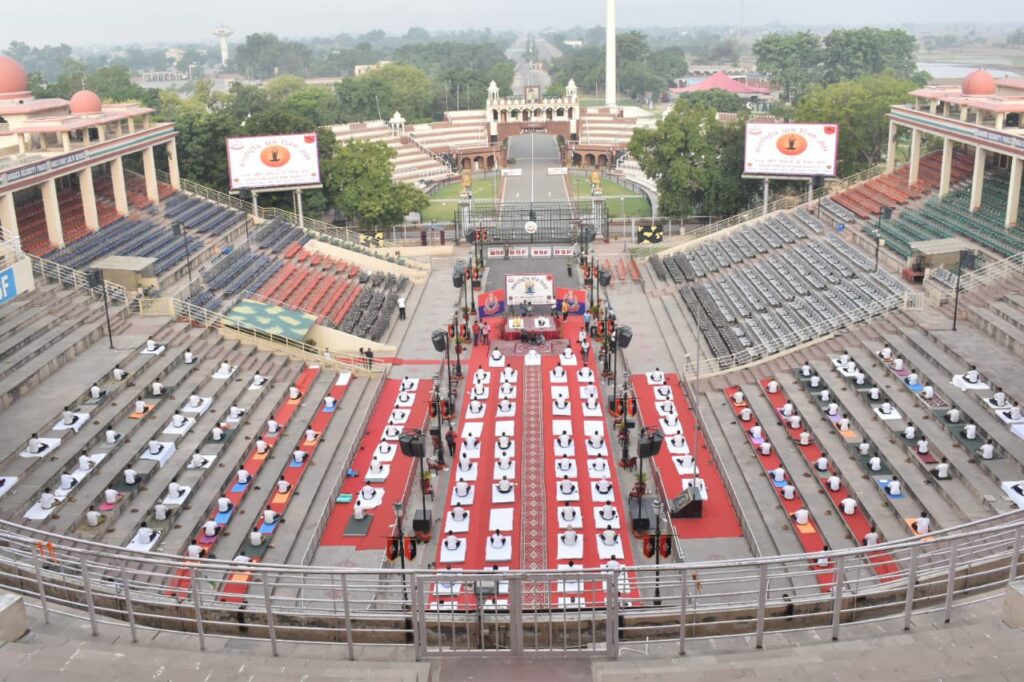 सियाचिन की बर्फीली चोटियों पर सेना के जवानों ने किया योग