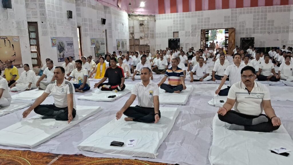 गुमला के डीसी और एसपी ने किया योग