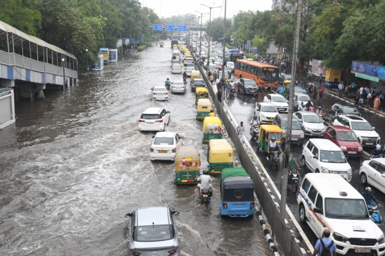 मानसून की पहली बारिश में दिल्ली पानी-पानी, कई उड़ानें और ट्रेनें रद्द