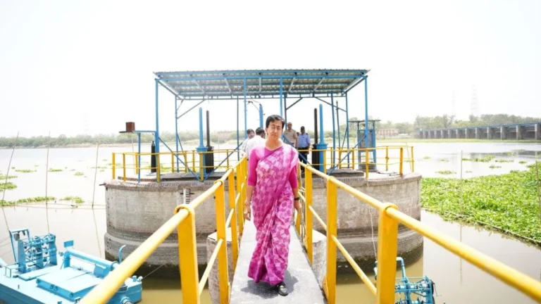 आतिशी ने चंद्रावल जल शोधन संयंत्र का दौरा किया