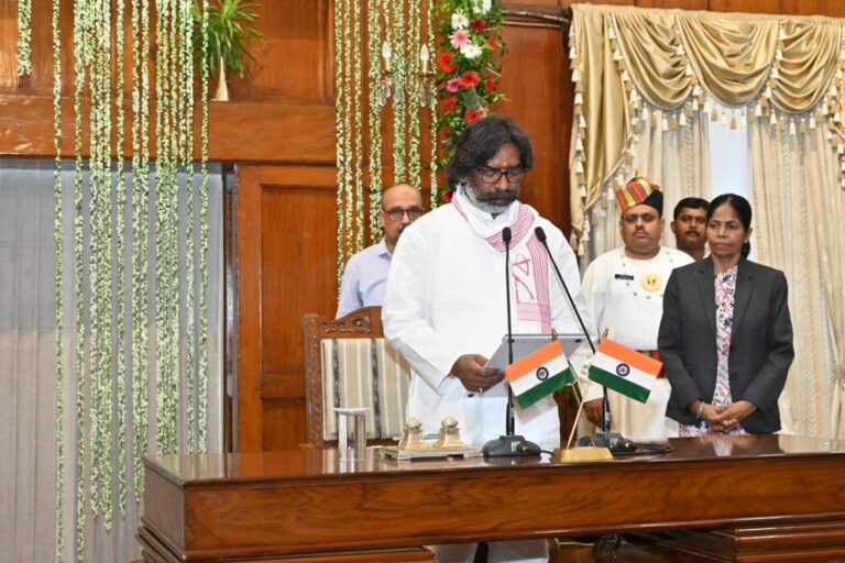 झारखंड के सीएम के रूप में हेमंत सोरेन ने ली शपथ, तीसरी बार बने मुख्यमंत्री