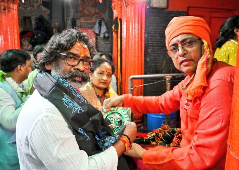 मुख्यमंत्री हेमंत सोरेन ने किए बाबा विश्वनाथ के दर्शन, राज्यवासियों की सुख-समृद्धि की कामना