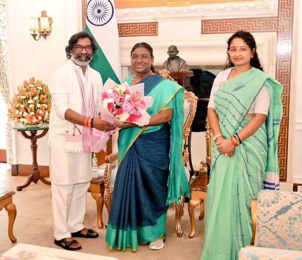 राष्ट्रपति द्रौपदी मुर्मू से मिले हेमंत सोरेन