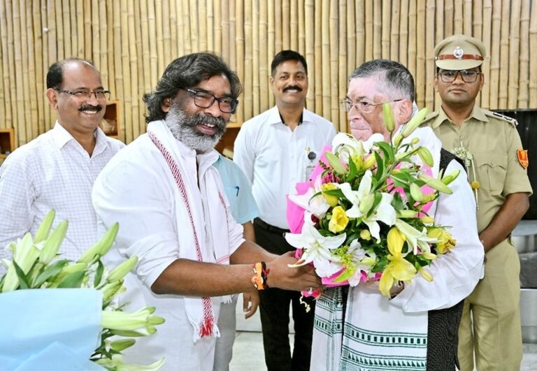 झारखंड के नये राज्यपाल का मुख्यमंत्री हेमंत सोरेन ने किया स्वागत