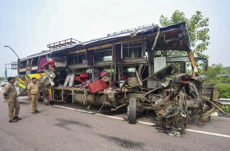 आगरा-लखनऊ एक्सप्रेसवे पर बस और टैंकर की टक्कर में 18 लोगों की मौत और 19 घायल, बिहार से दिल्ली जा रही थी बस