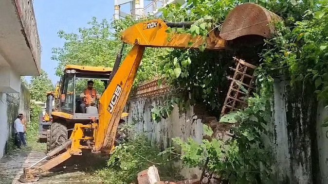 आजम खां के हमसफर रिसॉर्ट पर चला बुलडोजर