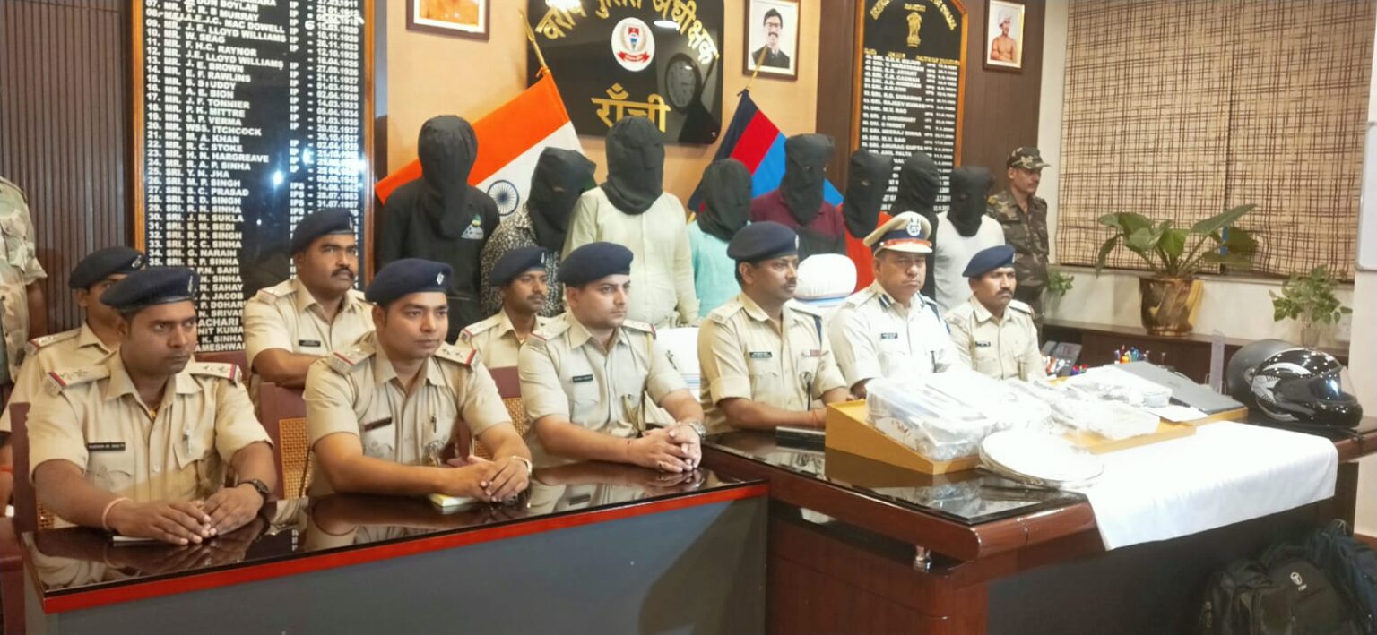 रांची डीपी ज्वेलर्स दुकान में लूटकांड का खुलासा, हेलमेट गिरोह के आठ अपराधी गिरफ्तार