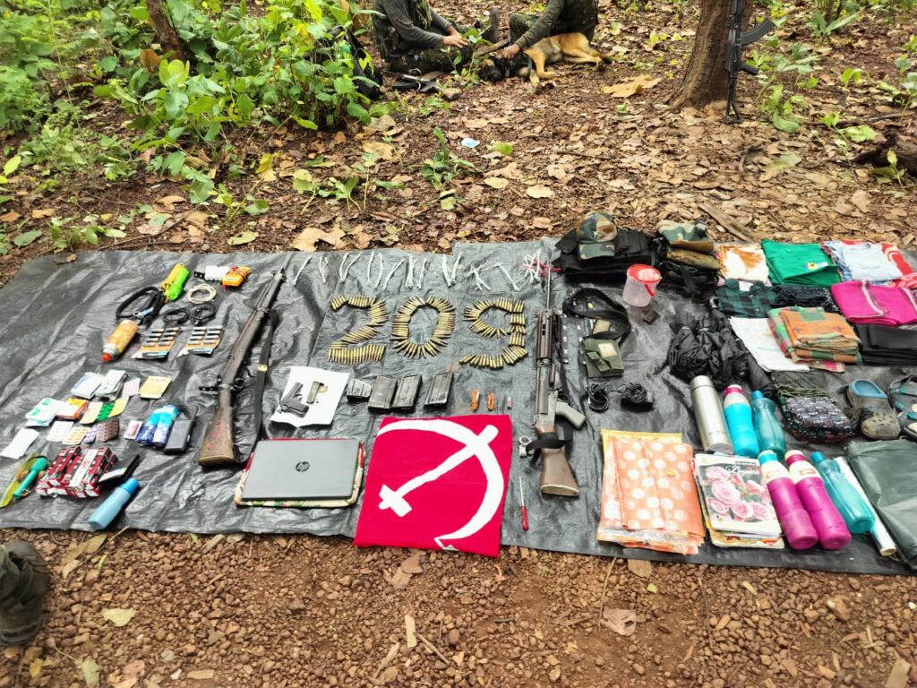 सारंडा में भारी मात्रा में हथियार और विस्फोटक सामान बरामद