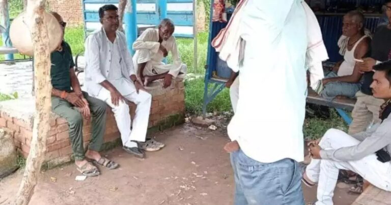 ग्रामीणों के बीच भेष बदलकर पहुंचे मंत्री, जमीनी हकीकत सुनकर उड़ गए होश