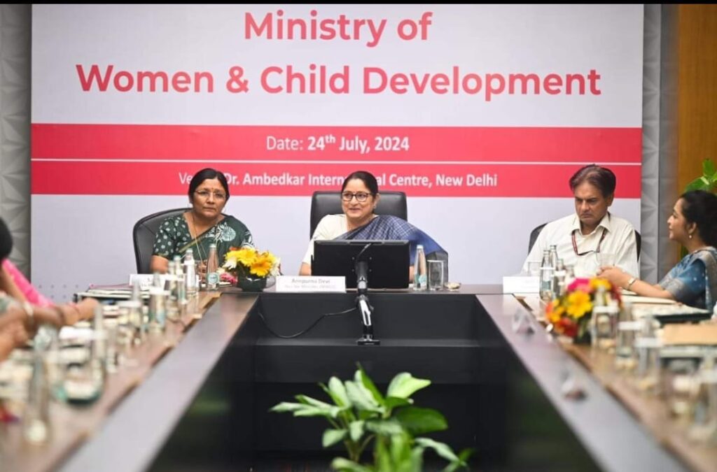 देश के ग्रामीण क्षेत्रों में कामकाजी महिलाओं के लिए 6000 आंगनवाड़ी केन्द्रों में खुलेंगे क्रैच सेंटर