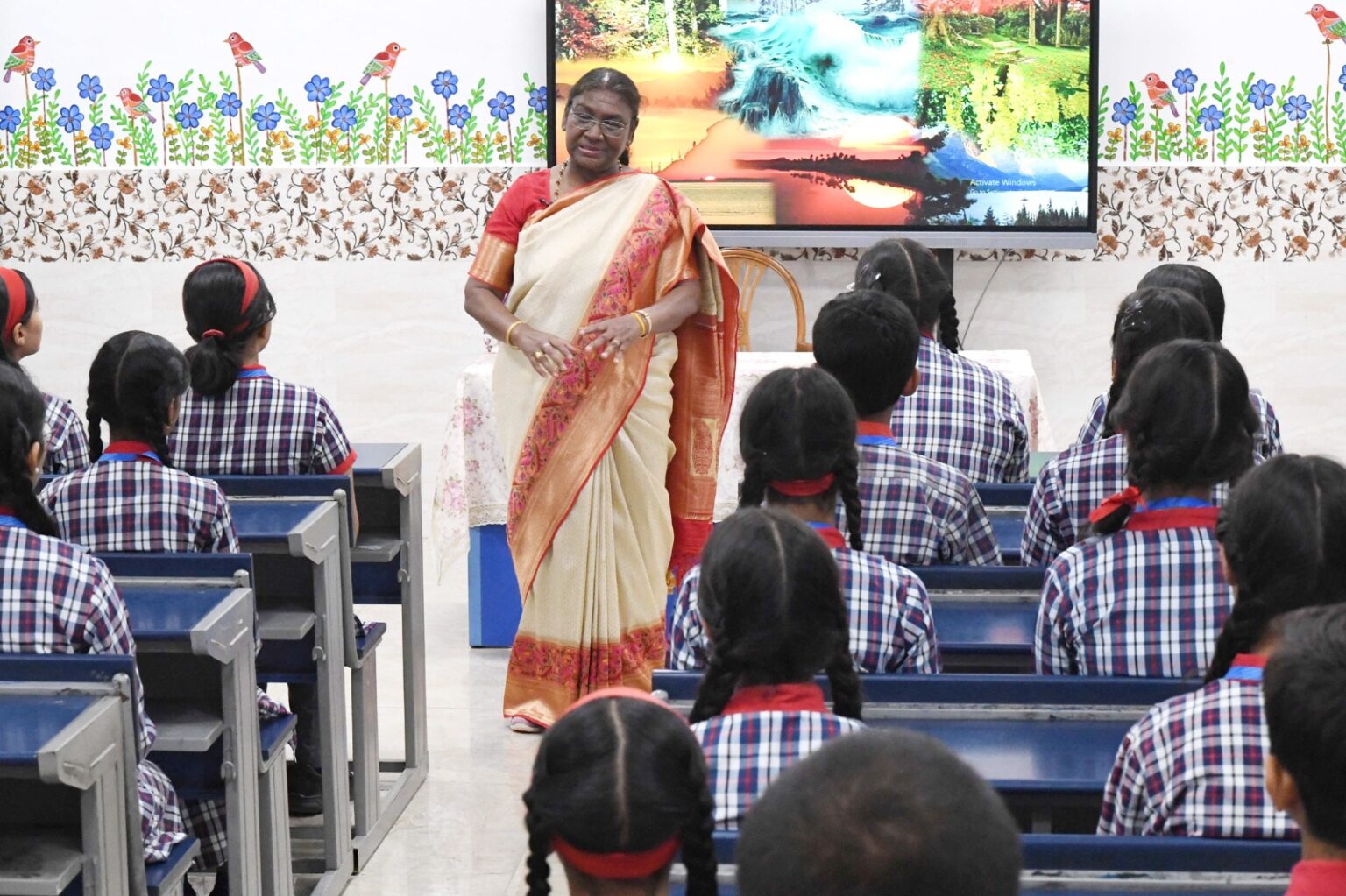 कार्यकाल के दो वर्ष पूरे होने पर शिक्षक की भूमिका में राष्ट्रपति द्रौपदी मुर्मू