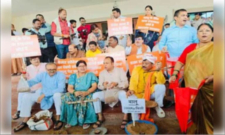 झारखंड विधानसभा के निलंबित भाजपा विधायकों ने बालू की दुकानें लगाकर किया प्रदर्शन
