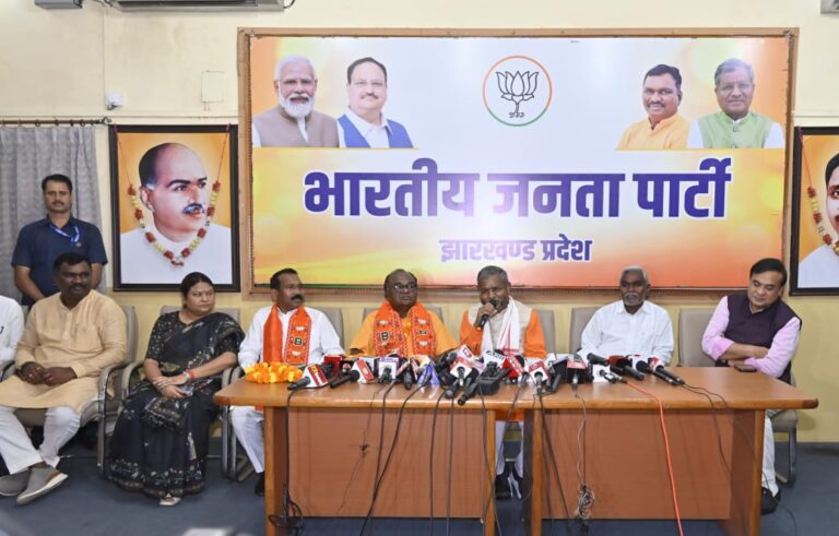 अब संताल में झामुमो को झटका, पूर्व विधायक लोबिन हेंब्रम भाजपा में शामिल, कहा- बांग्लादेश से घुसपैठिए आकर आदिवासी लड़कियों से कर रहें हैं शादी