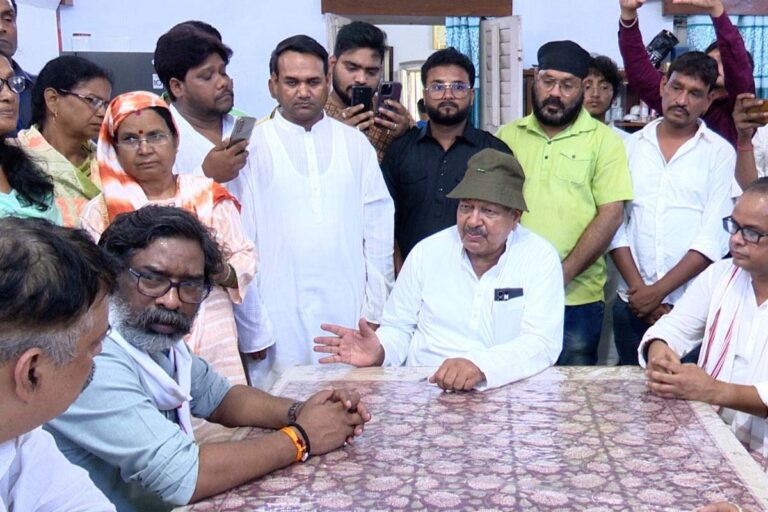 ग्रामीण विकास मंत्री इरफान अंसारी की मां मुस्तरी खातून का हार्ट अटैक से निधन, हेमंत सोरेन जताया शोक