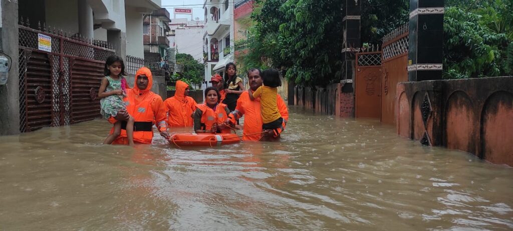 भारी बारिश से रांची के कई घरों में घुसा पानी, रेस्क्यू में जुटी एनडीआरएफ