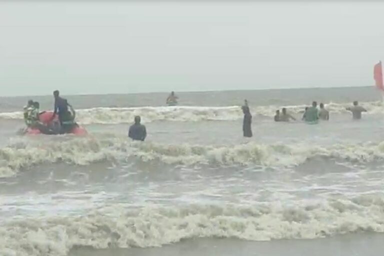 लगातार बारिश से बंगाल में जनजीवन अस्त-व्यस्त, कई जिलों में बाढ़ जैसे हालात