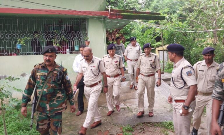 मृत अधिवक्ता गोपाल कृष्णा के परिजनों से मिले डीजीपी अनुराग गुप्ता, अपराधियों के जल्द से गिरफ्तारी का दिया आश्वासन