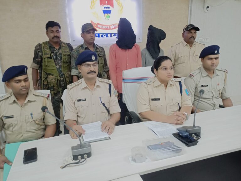 गुमला के ज्वेलरी शॉप लूटकांड में शामिल जेजेएमपी के पूर्व एरिया कमांडर समेत दो अपराधी गिरफ्तार