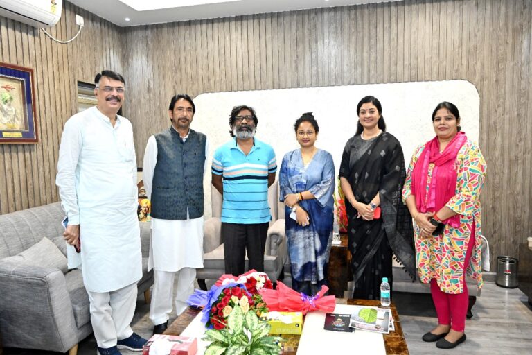 हेमंत सोरेन से मिलीं महिला कांग्रेस की अध्यक्ष अलका लंबा