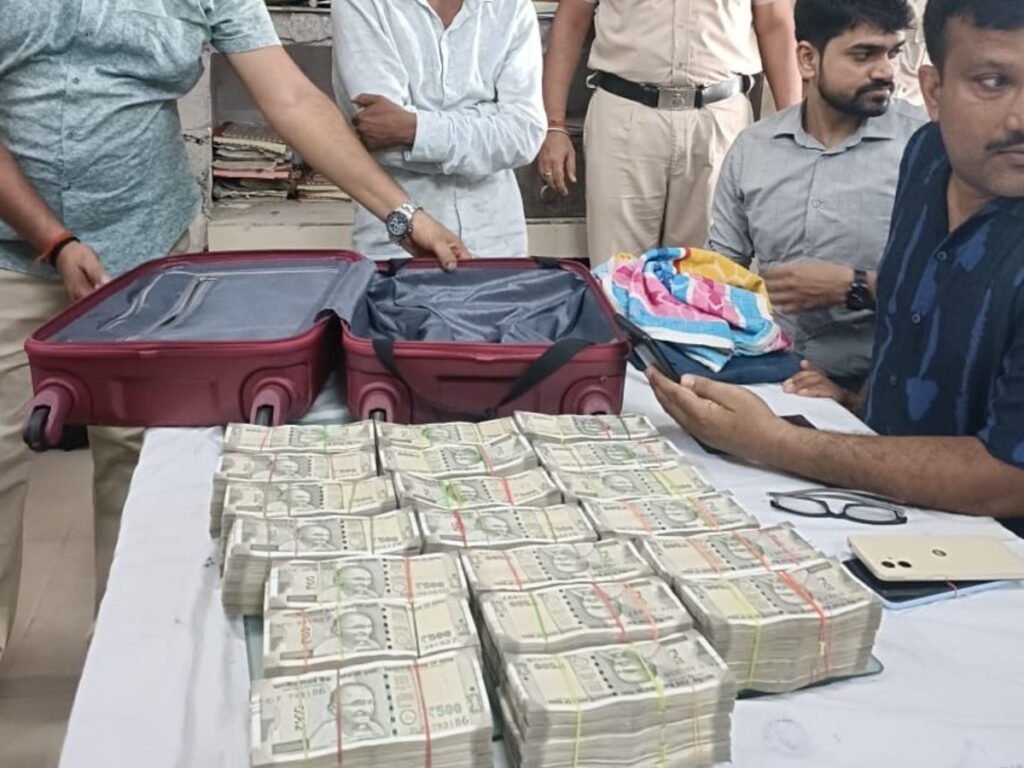 रांची से पटना आ रही वंदे भारत से नोटों भरा बैग बरामद, एक युवक गिरफ्तार