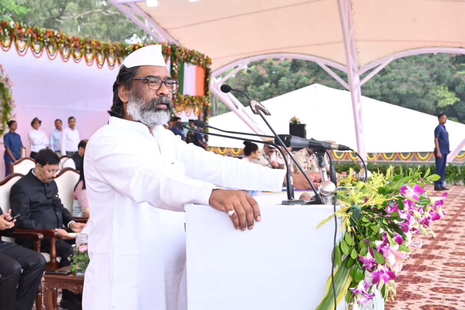 हेमंत सोरेन ने रांची में फहराया तिरंगा, कहा- झारखंड के नवनिर्माण में हर वर्ग बने भागीदार