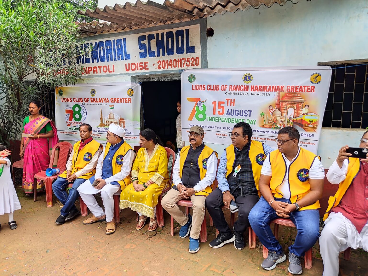 अल्बर्ट मेमोरियल स्कूल बांधगाड़ी दीपाटोली में लायंस क्लब आॅफ रांची एकलव्य ग्रेटर के अध्यक्ष लायन सुबोध चौधरी ने फहराया झंडा, बच्चों को स्टेशनरी, टॉफी, बिस्किट व नाश्ता बांटा