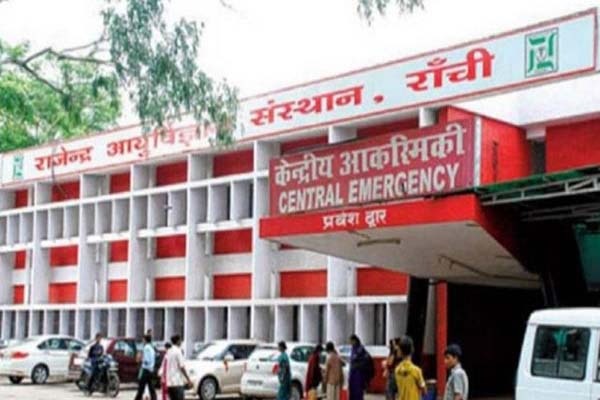 रिम्स में जूनियर डॉक्टर्स की हड़ताल जारी, ओपीडी-ओटीअनिश्चितकाल के लिए स्थगित