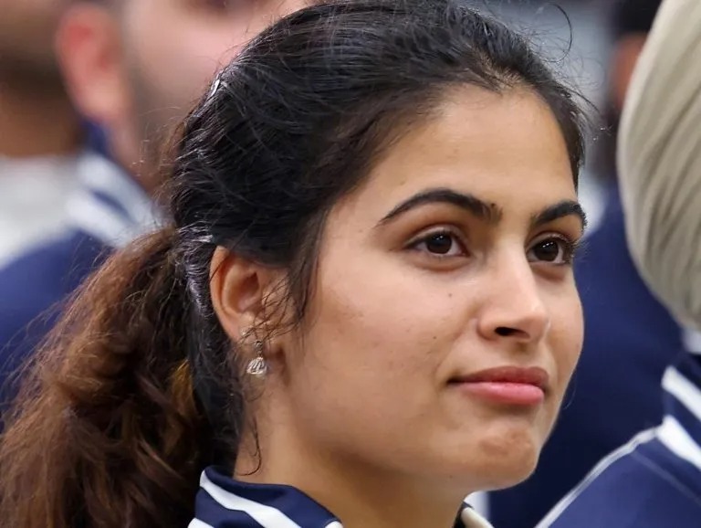 नीरज से शादी की बात पर शरमा गई मनु, बोलीं- थोड़ा बहुत तो…