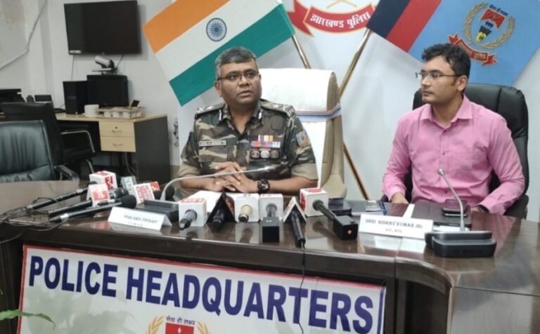 झारखंड एटीएस ने तीन जिलों के 16 स्थानों पर की छापेमारी, आठ आतंकी गिरफ्तार, बड़ी वारदात की थी साजिश, अलकायदा से जुड़े रांची के रहने वाला डॉक्टर इश्तियाक कर रहा था लीड