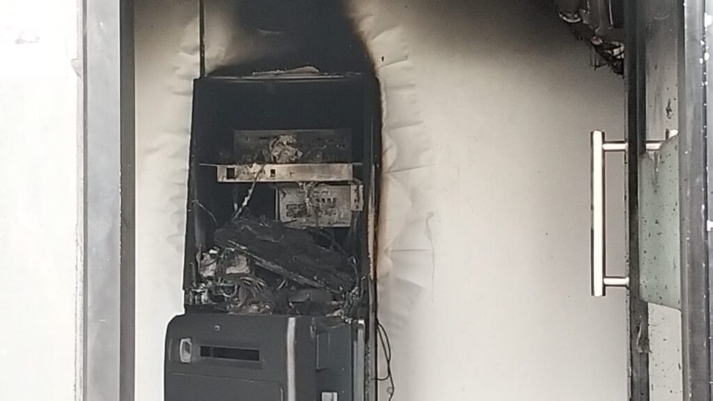 चतरा में एसबीआई के एटीएम से चार लाख की चोरी, रूम में लगाई आग