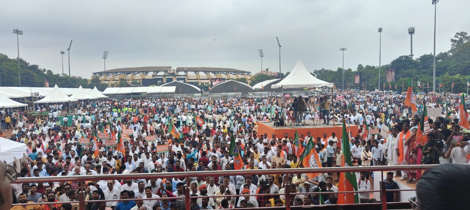 रणक्षेत्र बना मोरहाबादी मैदान, पुलिस ने आंसू गैस के गोले दागे और भाजपा कार्यकर्ताओ की पत्थरबाजी, कई घायल